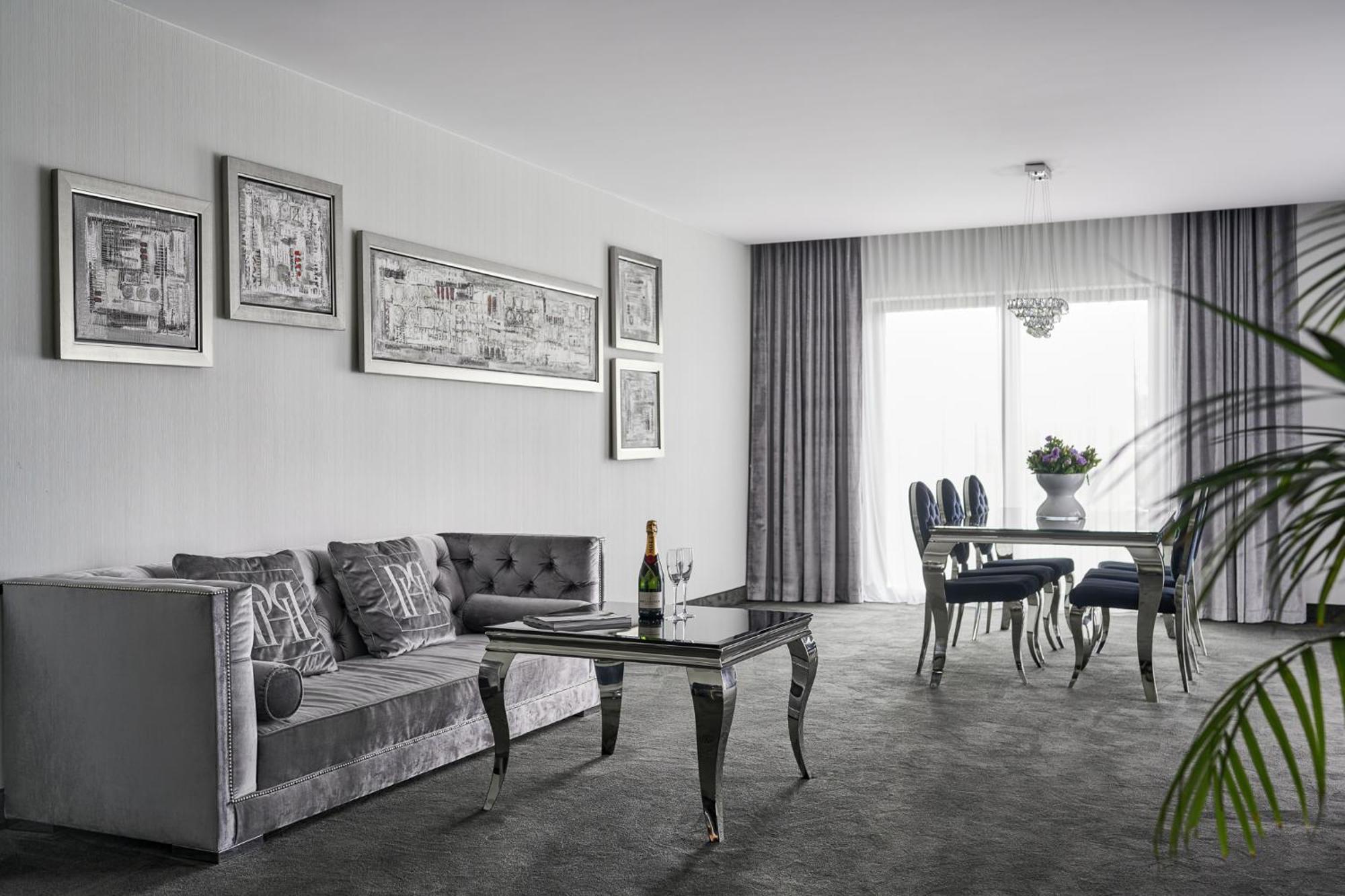 Port Hotel